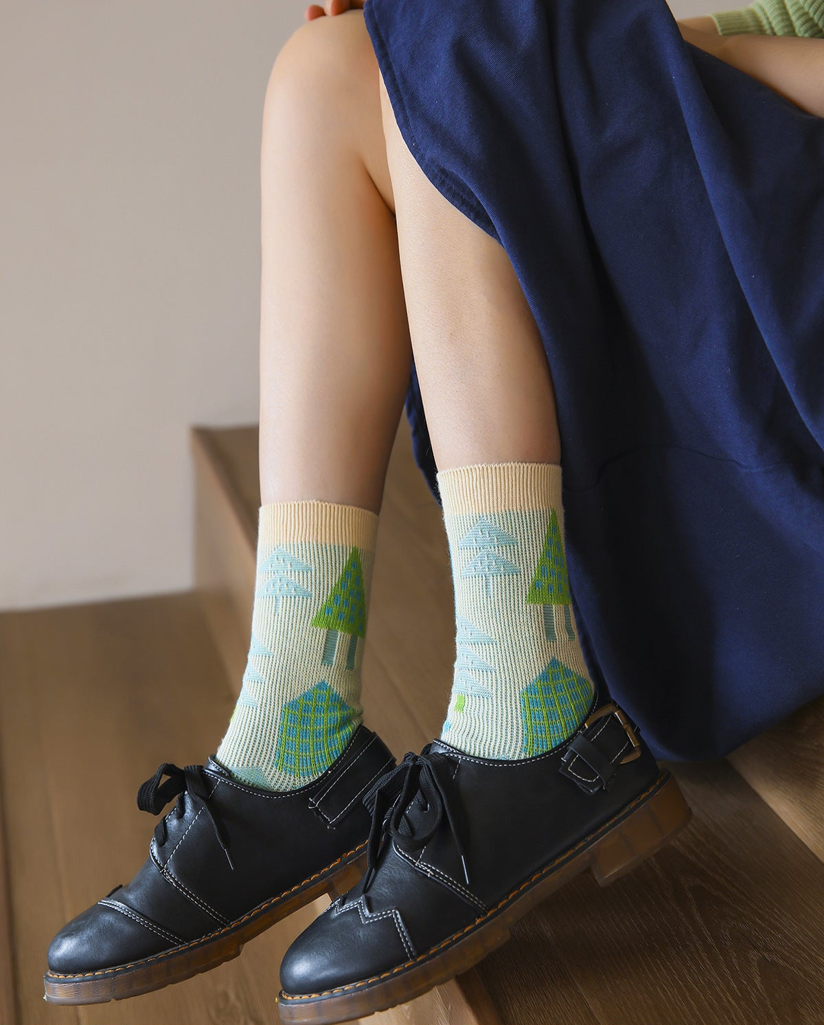 Retro Sport Motif Crew Socks – Women’s Combed Cotton Seamless Toe Socks