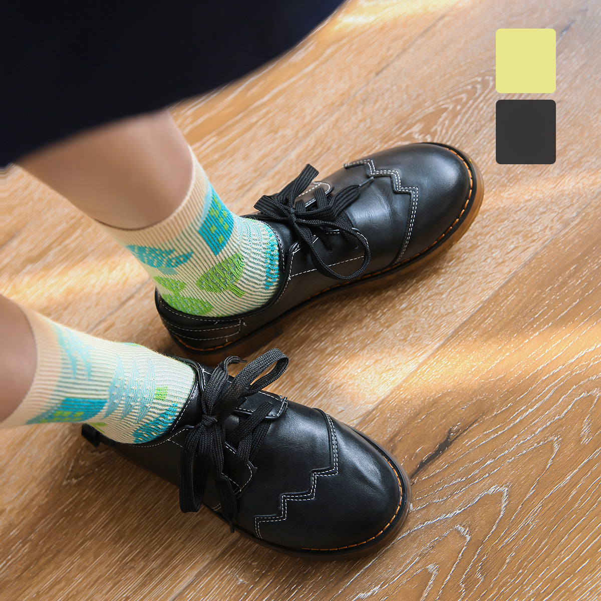 Retro Sport Motif Crew Socks – Women’s Combed Cotton Seamless Toe Socks