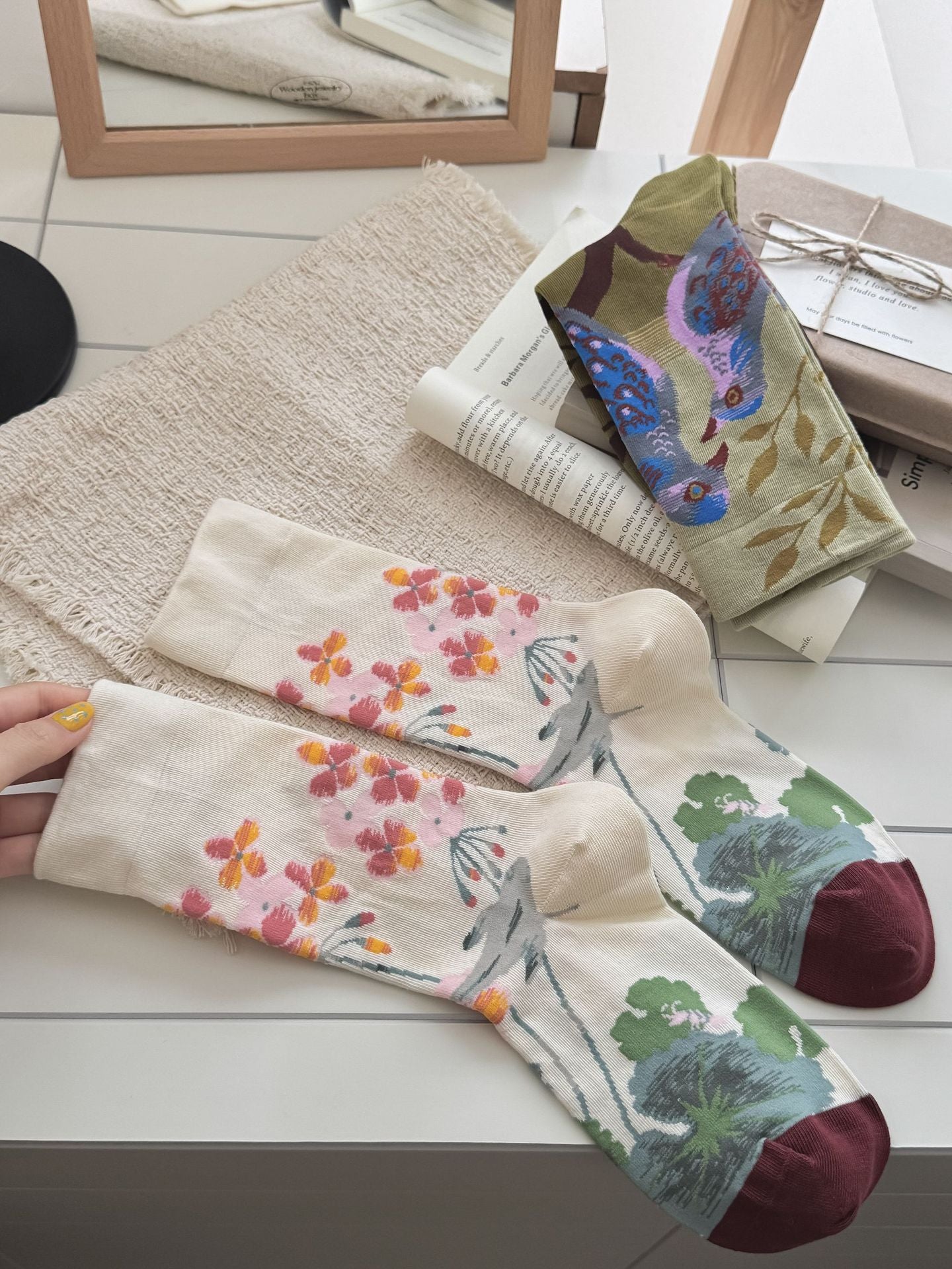 Artistic Abstract Crew Socks – Women’s Combed Cotton Graphic Socks
