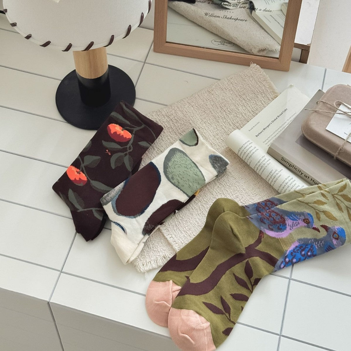 Artistic Abstract Crew Socks – Women’s Combed Cotton Graphic Socks