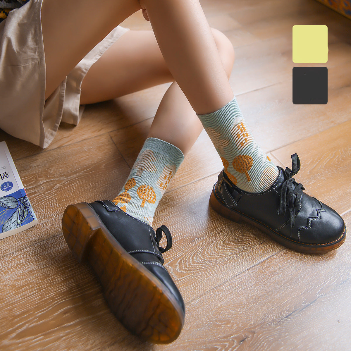 Retro Sport Motif Crew Socks – Women’s Combed Cotton Seamless Toe Socks