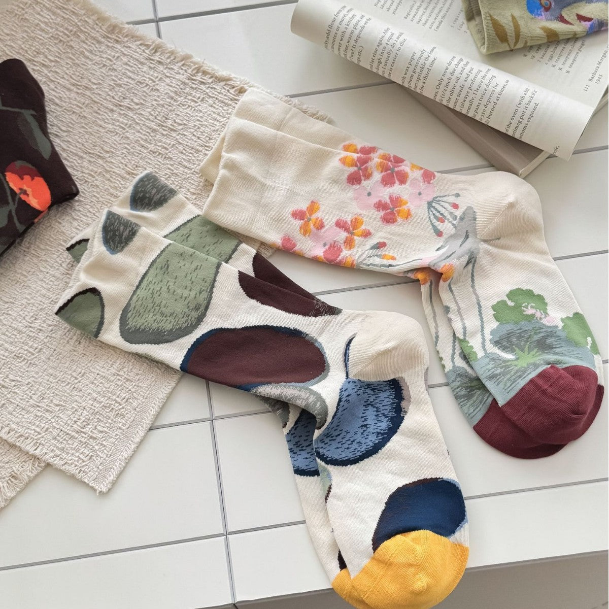 Artistic Abstract Crew Socks – Women’s Combed Cotton Graphic Socks