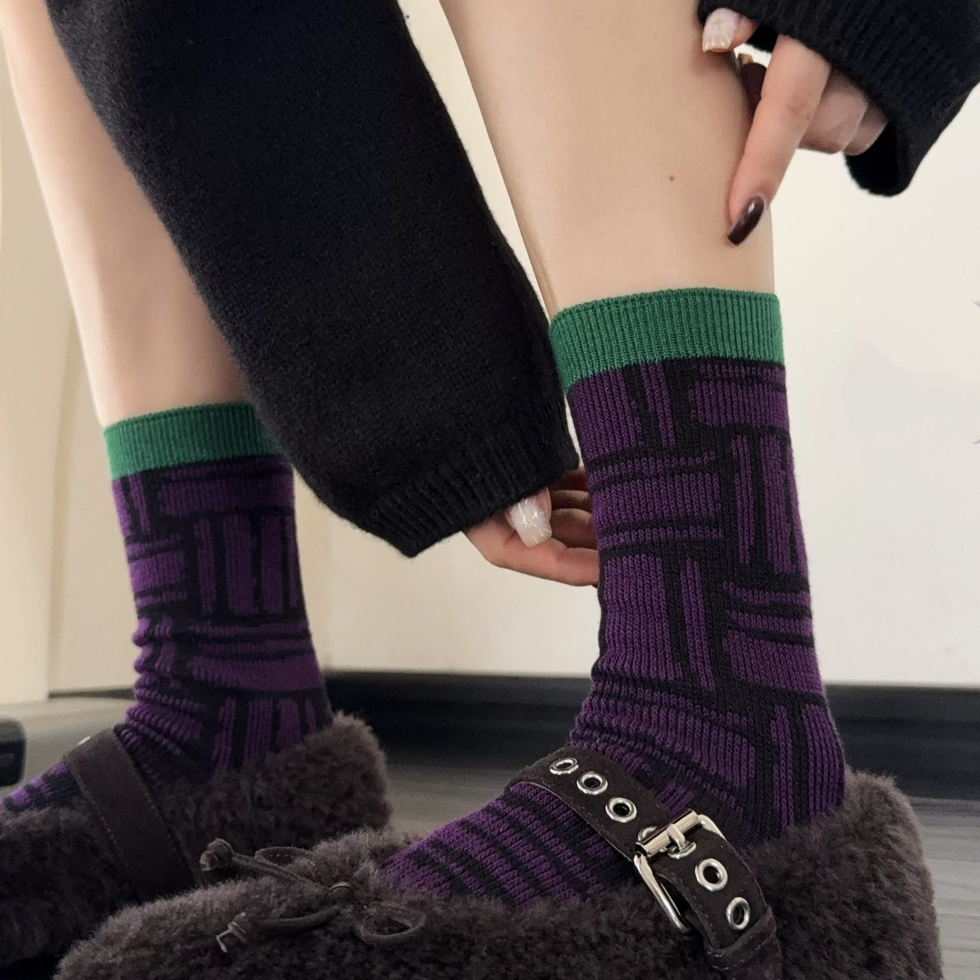 Retro Geometric Plaid Crew Socks – Women’s Cotton-Blend Jacquard Socks